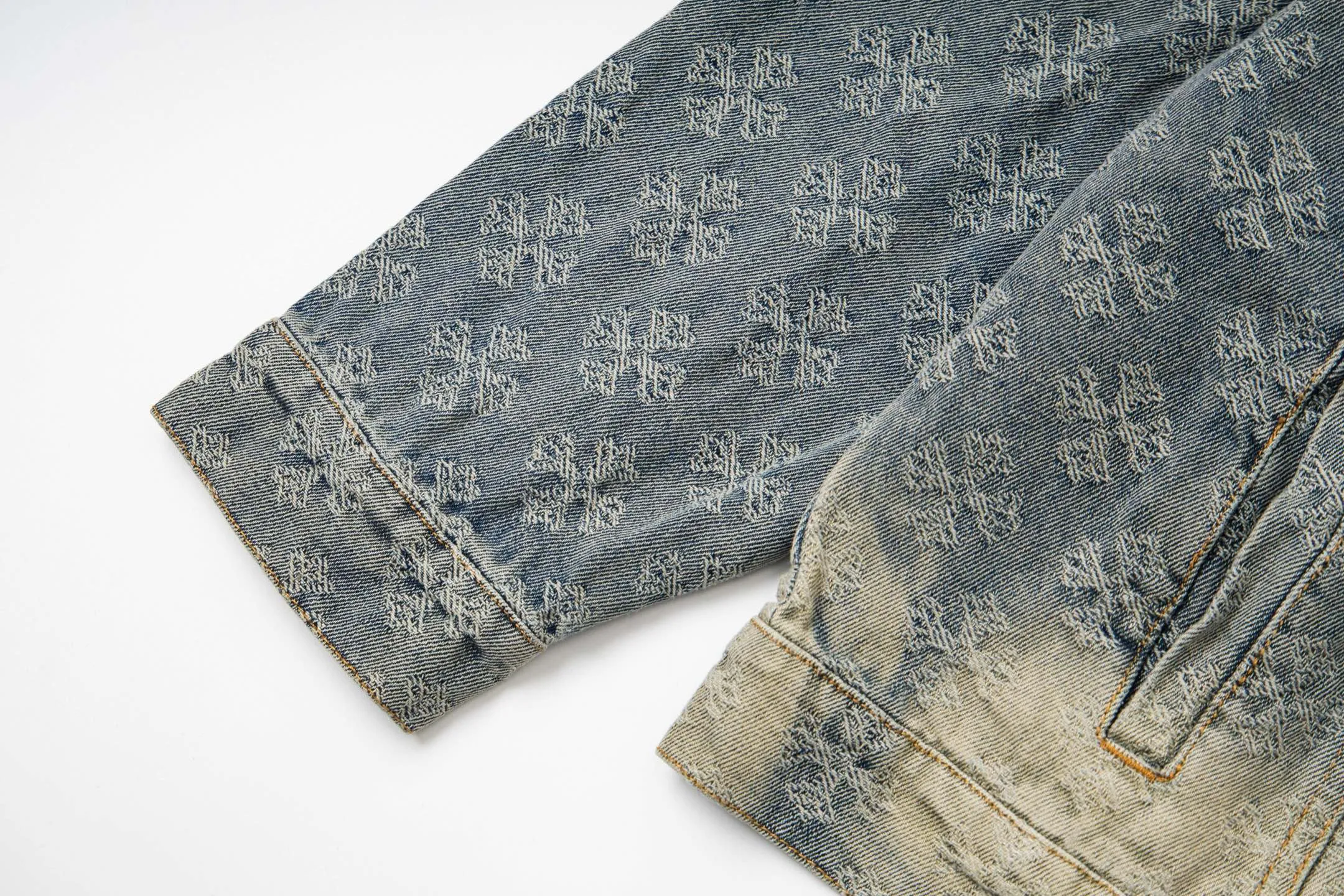 P340 Style No.: Y194 ChromeHearts heavy-duty steel-printed classic Sanskrit all-over jacquard hot-drilled denim jacket for men and women. New ChromeHearts Sanskrit printed custom fabric jacket. Gradient color wash, hot-drilled cross denim jacket on the back. A very heavy-duty one. The top is made of heavy weight. Presbyopia is suitable for early autumn outings. The denim fabric can be directly machine washed without deformation. Washing and distressing also give a sense of high-end. Power style wear, follow the photo and mirror. The gradient color is super high-end 💕 Each diamond shines with a unique light, as if telling a fashion story ✨ The steel-printed jacquard adds a three-dimensional and artistic sense, making this jacket instantly unique. Size:s m l xl